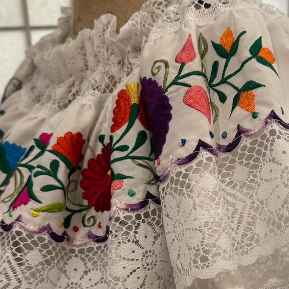 Mexican Short Sleeve Floral Embroidered Ruffle Neckline Blouse Women’s Size L - Picture 5 of 15